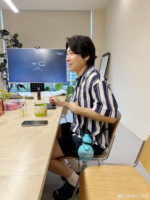 老板背了一个知更鸟蛋蓝